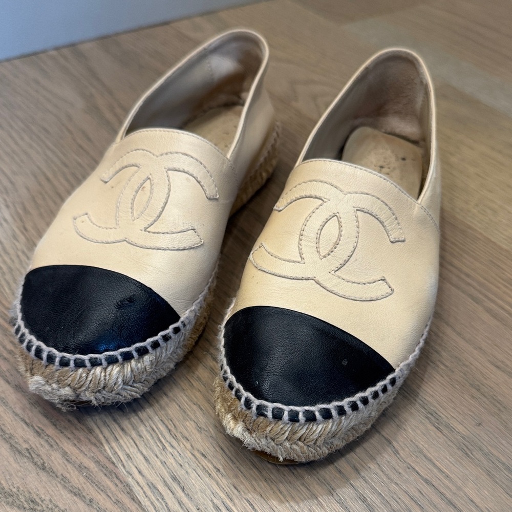 CHANEL Cream and Black Espadrille Flats size 37